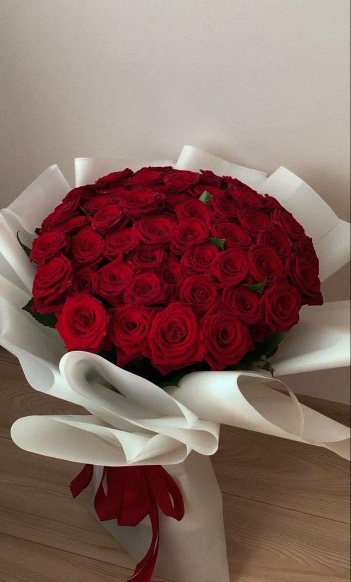 Corporate meeting room with carefully timed floral arrangements that maintain elegance throughout business hours